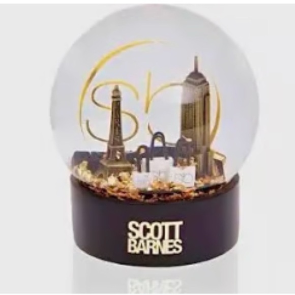 Scott Barnes bundle: Eyelashes,lip liner and Hollywood snow globe. - Picture 5 of 8